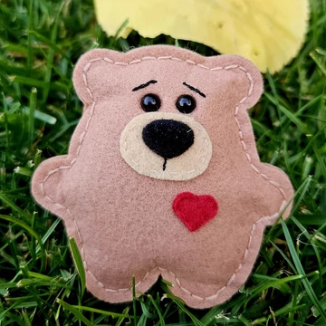 Maci szivecskével nyakörvdísz